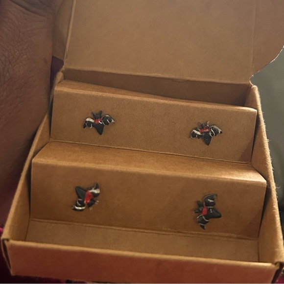 BNWT KMEOSCH 2 Pairs Plastic Bat Earrings Studs for Sensitive Ears Halloween - Picture 1 of 2